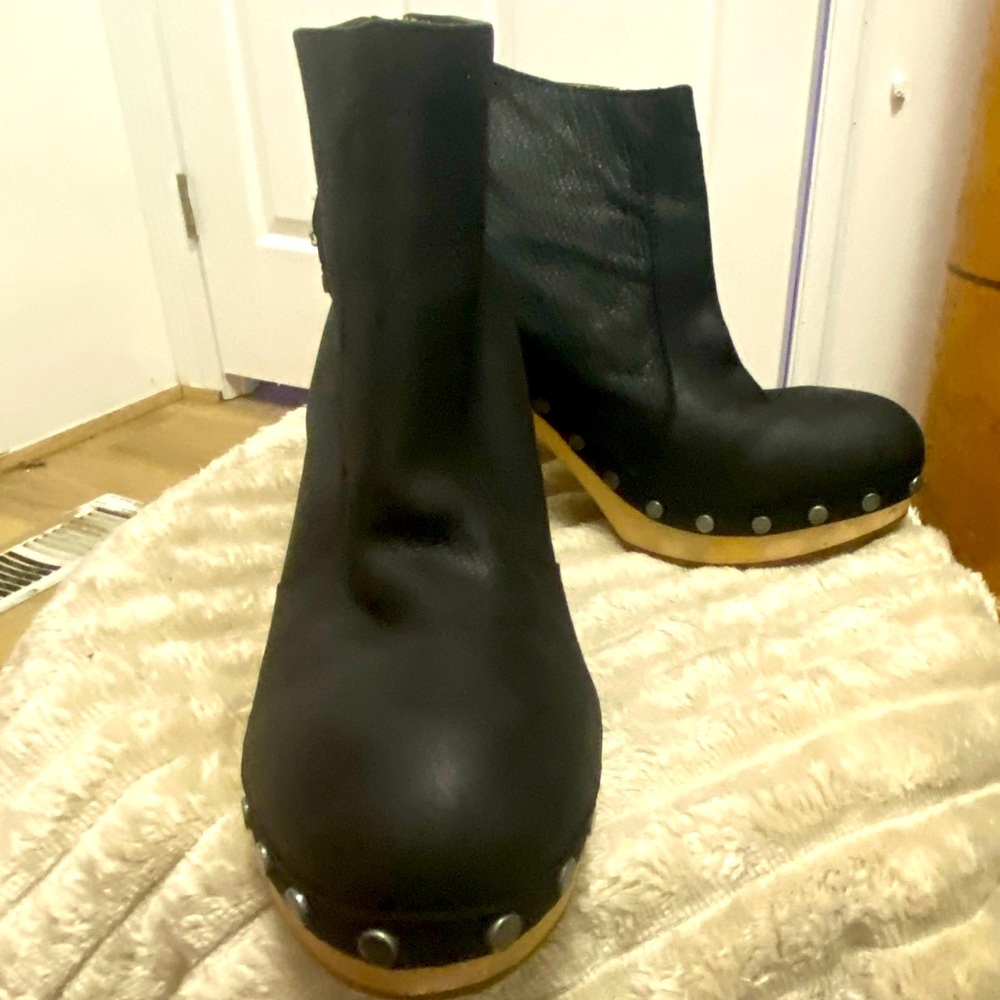 Gorgeous black Cynthia Vincent suede booties, excellent condition, size 10.5,